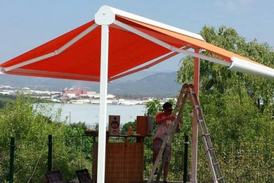 Modelo de acceso privado de estilo de casa de campo de tamaño medio en verano en patio con exposición total al sol