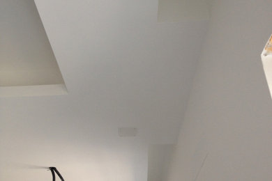 Immagine di un soggiorno moderno con pareti bianche e pavimento in gres porcellanato
