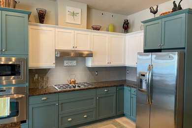 ポートランドにあるトラディショナルスタイルのおしゃれなダイニングキッチン (シェーカースタイル扉のキャビネット、シルバーの調理設備) の写真