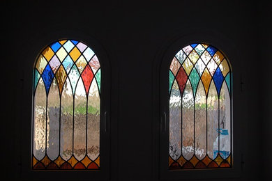 Vidrieras emplomadas con diseño clásico para dos ventanas