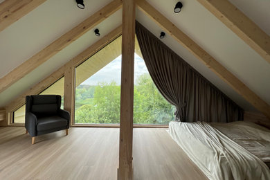 Imagen de dormitorio blanco y madera actual de tamaño medio con paredes blancas, suelo de madera clara, suelo beige y vigas vistas