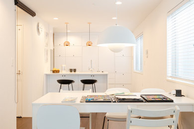 Aménagement d'une salle à manger ouverte sur le salon scandinave de taille moyenne avec un mur blanc, parquet foncé, un sol marron, un plafond en papier peint et du papier peint.