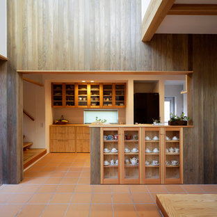 Esempio di una cucina etnica con pavimento in terracotta e pavimento arancione