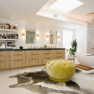 Esempio di un'ampia stanza da bagno padronale moderna con ante lisce, ante in legno scuro, vasca freestanding, piastrelle multicolore, piastrelle a mosaico, pareti bianche, pavimento alla veneziana, lavabo sottopiano, top in granito, pavimento bianco e top nero