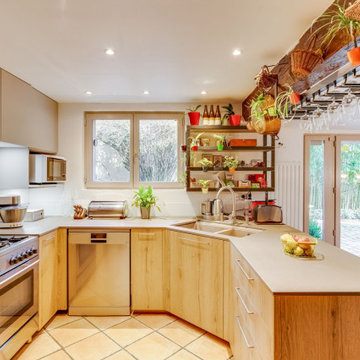 Cuisine rénovée dans un esprit "maison de famille" dans une maison de village de