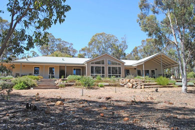 Expansive country one-storey beige house exterior in Perth with concrete fiberboard siding, a gable roof and a metal roof.