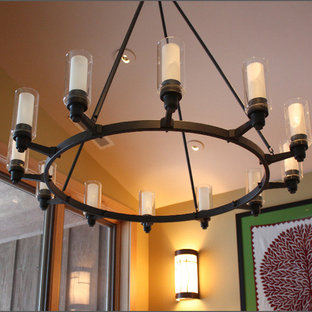 Mittelgroßes Rustikales Esszimmer mit beiger Wandfarbe und gelbem Boden in Sacramento