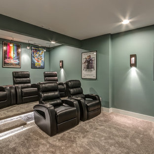 Exemple d'une salle de cinéma chic fermée avec un mur vert, moquette et un sol gris.