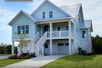Modelo de fachada de casa azul y gris costera de tamaño medio de tres plantas con revestimiento de aglomerado de cemento, tejado a dos aguas, tejado de metal y tablilla