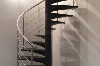 This is an example of a contemporary staircase in Paris.