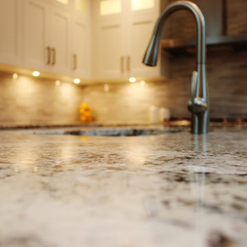 Kitchen in Alaskan White