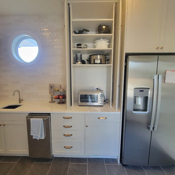 White mini kitchen