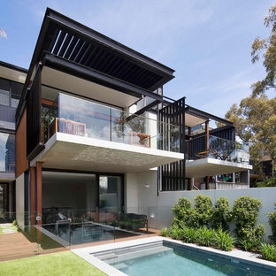 Inspiration för stora moderna vita hus, med tre eller fler plan, platt tak och tak i metall