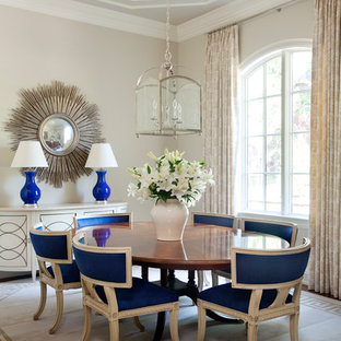 リトルロックの広いトランジショナルスタイルのLDKの画像 (ベージュの壁、濃色無垢フローリング、暖炉なし)