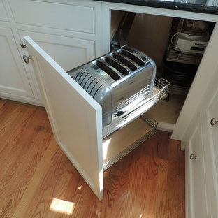 Inspiration pour une arrière-cuisine design en L de taille moyenne avec un évier 2 bacs, un placard à porte plane, des portes de placard blanches, une crédence bleue, une crédence en carrelage métro, un électroménager en acier inoxydable, un sol en bois brun et un îlot central.