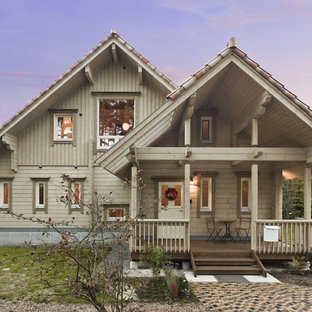 東京都下のラスティックスタイルのおしゃれな家の外観 (木材サイディング、グレーの外壁、切妻屋根) の写真