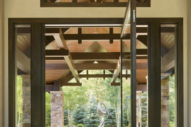 Example of a transitional entryway design in New York