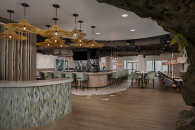 Example of a home bar design in Tampa