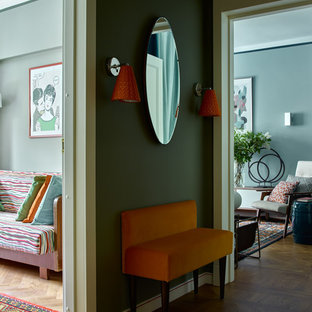 Неиссякаемый источник вдохновения для домашнего уюта: прихожая в стиле ретро с паркетным полом среднего тона и коричневым полом