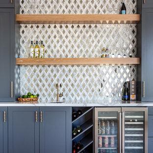 Esempio di un angolo bar con lavandino tradizionale con lavello sottopiano, ante in stile shaker, ante grigie, top in marmo, paraspruzzi multicolore, pavimento in legno massello medio, pavimento marrone e top multicolore