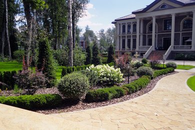 На фото: большой участок и сад в классическом стиле с