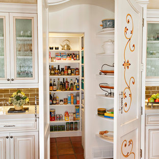 Mediterrane Küche mit profilierten Schrankfronten, weißen Schränken, Küchenrückwand in Braun, Rückwand aus Metrofliesen und Vorratsschrank in Phoenix