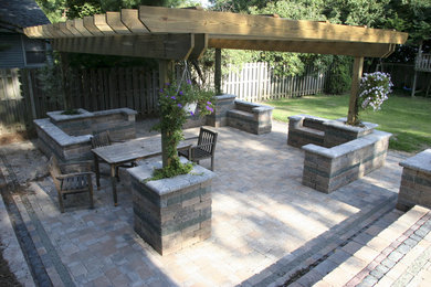 Trendy patio photo in Detroit