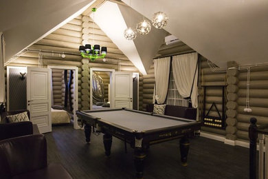 На фото: гостиная комната среднего размера в стиле фьюжн с серыми стенами, полом из ламината и черным полом с