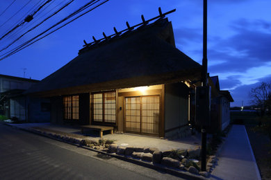 神戸にある小さなアジアンスタイルのおしゃれな家の外観 (縦張り) の写真