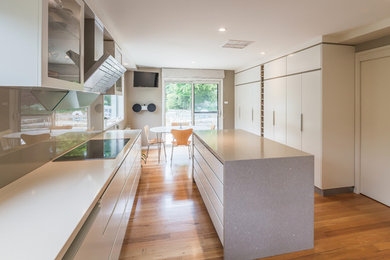 This is an example of a modern kitchen in Canberra - Queanbeyan.