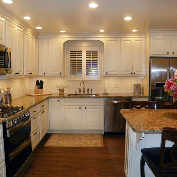Light & Bright with Triple-Duty Pennisula