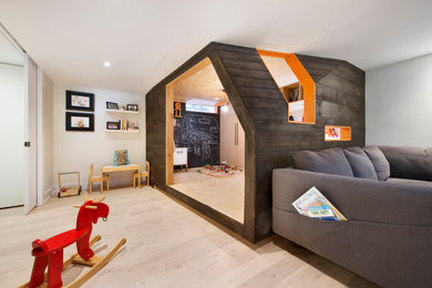 Modelo de dormitorio infantil de 4 a 10 años contemporáneo pequeño con paredes negras, suelo de madera clara, suelo blanco, bandeja y madera