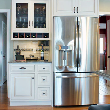 Traditional Soft White Kitchen with Peninsula