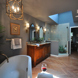 Eklektische Badezimmer mit braunem Holzboden Ideen, Design & Bilder