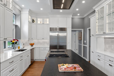 Eat-in kitchen - modern eat-in kitchen idea in Milwaukee with stainless steel appliances and an island