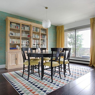 クレルモン・フェランの広いコンテンポラリースタイルのLDKの画像 (青い壁、濃色無垢フローリング、茶色い床)