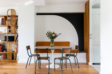 Dining room - eclectic dining room idea in Paris