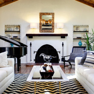 Modelo de salón con rincón musical mediterráneo, de tamaño medio, con marco de chimenea de ladrillo