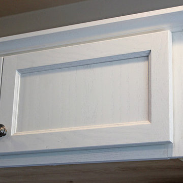 Kitchen & Bath Design: Mid Continent Cabinetry, Pionite Harold Counter
