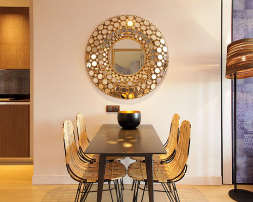 Exemple d'une salle à manger tendance fermée avec un mur beige et un sol en bois clair.