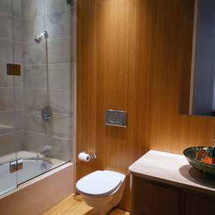 Badezimmer mit brauner Wandfarbe und Waschtisch aus Holz Ideen, Design