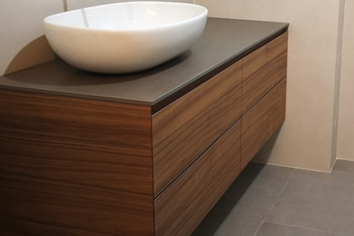 Foto di una stanza da bagno eclettica