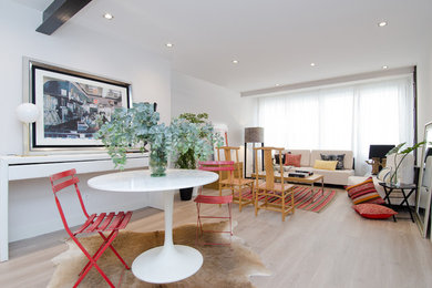 Modelo de comedor contemporáneo de tamaño medio con paredes grises y suelo de madera clara