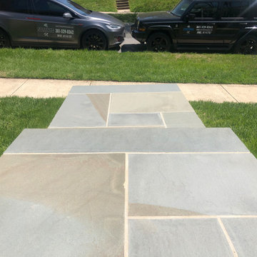 Solid One Piece Thermal Flagstone Step with Natural Stone Veneer