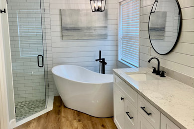 Example of an arts and crafts bathroom design in Jacksonville