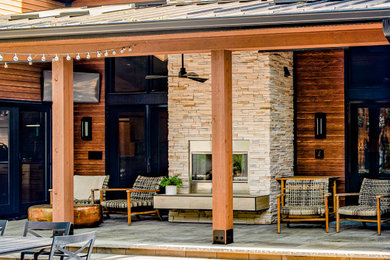 Diseño de fachada de casa marrón y gris clásica renovada de tamaño medio de una planta con revestimiento de aglomerado de cemento, tejado a dos aguas, tejado de teja de madera y tablilla