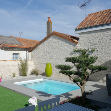 Aménagement d'un jardin avec terrasse bois et gazon synthètique