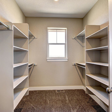 Eastout - Walk-In Closet