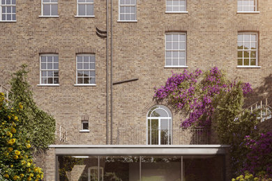 ロンドンにあるお手頃価格の中くらいなトラディショナルスタイルのおしゃれな家の外観 (レンガサイディング、タウンハウス) の写真