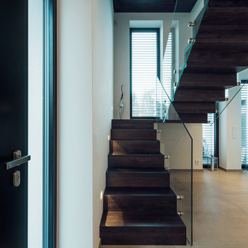 Moderne Faltwerktreppe mit Glasgeländer in Neubau in Luxemburg